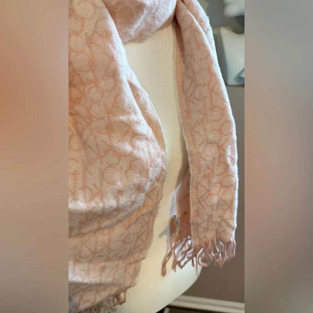 Women’s Calvin Klein White and Light pink scarf with fringe‎